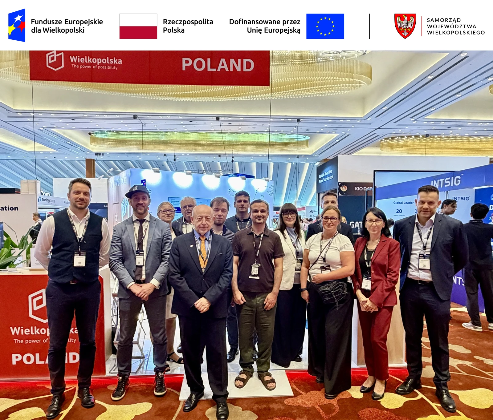 Partecipanti a Tech Week Singapore 2026 presso lo stand della Wielkopolska con i loghi dei Fondi europei, della Repubblica di Polonia, dell’Unione europea e della Regione Wielkopolska